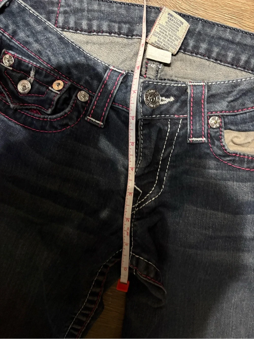 True religion skinny jeans dark wash with pink stitching - Picture 8 of 8